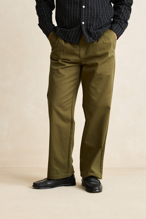 Essential Pleated Twill Trouser Olive