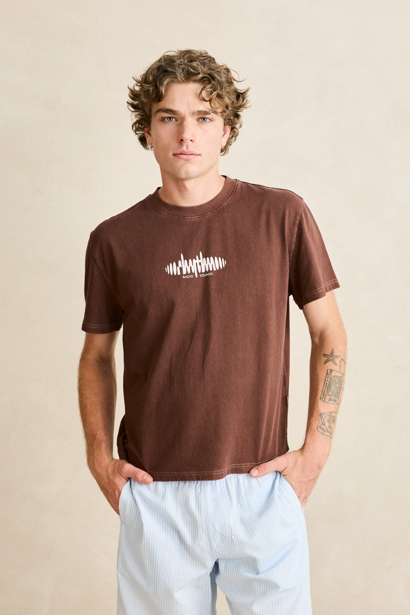 Sounds Contrast Band Ss T-Shirt Chocolate – Rhythm US