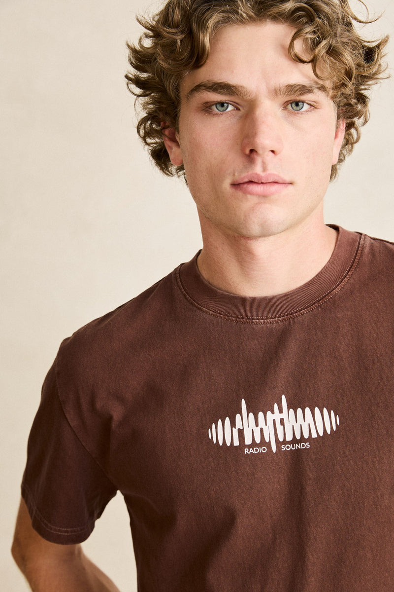 Sounds Contrast Band Ss T-Shirt Chocolate – Rhythm US