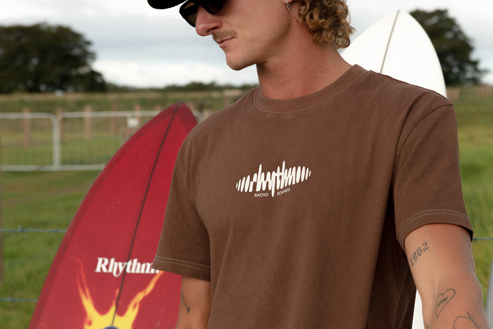 Sounds Contrast Band Ss T-Shirt Chocolate – Rhythm US