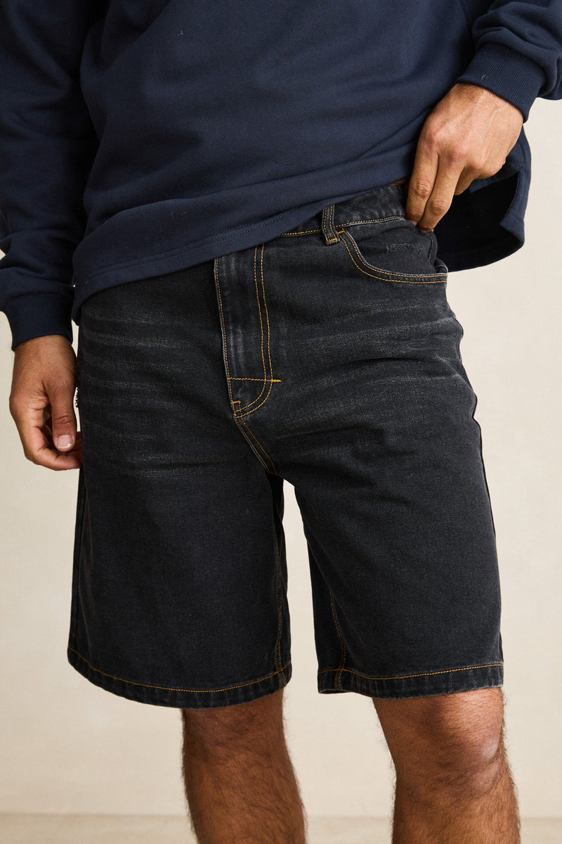 Subtle Distress Short Worn Black